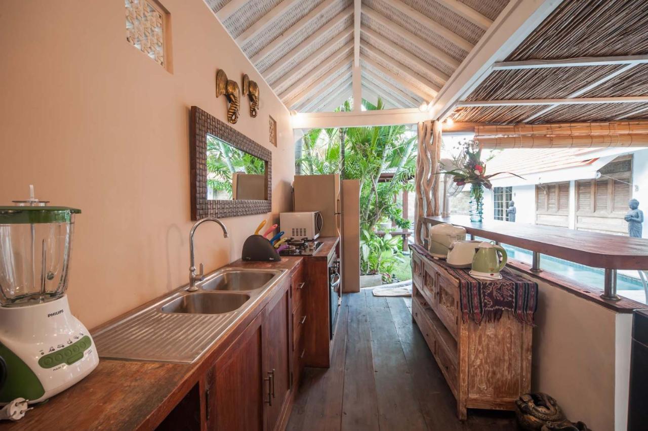 Coco Poco Villa Seminyak Buitenkant foto