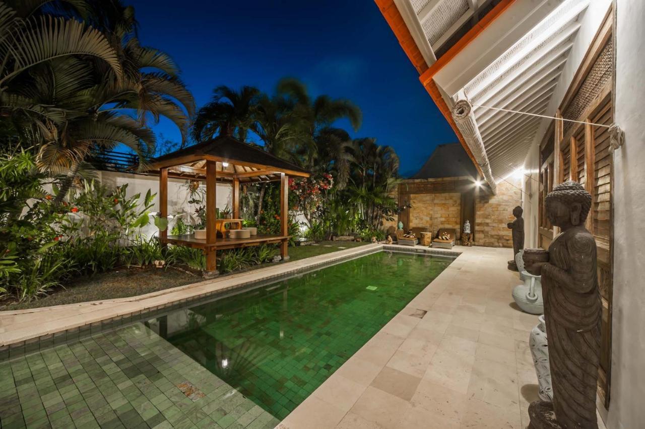 Coco Poco Villa Seminyak Buitenkant foto